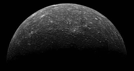 Komponovany zaber na Merkuruv povrch porizeny sondou Mariner 10.