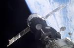 Dopravní loď Sojuz připojená k ISS