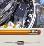 miniaturní senzor v porovnání s tužkou a jeho umístiní v sondi