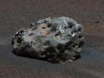 Rover Opportunity nalezl na povrchu Marsu železný meteorit. Rover Opportunity nalezl na povrchu Marsu železný meteorit.