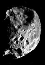 Snímek byl poízen 11. eervna 2004 sondou Cassini ze vzdálenosti 32 500 km. Misíc o prumiru 220 km je zde zachycen s rozlišením 190 metru na pixel.