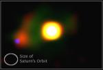 Kombinovaný snímek dvojhvězdy Mira (Cetus) ve viditelném světle a v infračerveném záření.