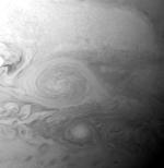Detailní pohled na malou rudou skvrnu na Jupiteru ze sondy New Horizons.