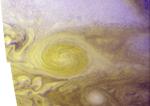 Detailní záběr na Malou rudou skvrnu na Jupiteru.