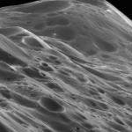 Detailní snímek povrchu Saturnova měsíce Iapetus.