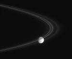 Saturnův měsíc Mimas a prstenec F Autor: NASA