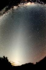 Zodiakální světlo přes půlku oblohy. Autor: Stefan Seip