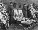 Pohřeb J. Gagarina a V. Serjogina u Kremelské zdi na Rudém náměstí