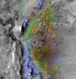 Jílovité minerály v deltě prastaré řeky na povrchu Marsu.