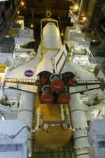 Atlantis při přípravě na STS-125 ve VAB. Zdroj: NASA
