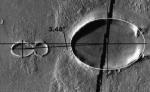 Dva krátery o průměru 3 km a 10 km se stejným zarovnáním a tvarem.