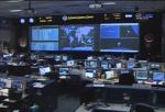 Řídicí středisko sleduje sestup raketoplánu Endeavour.