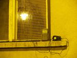Lampa přímo svítící do okna. Luxmetr ukazuje 35 Lx, tedy 7x vyšší hodnotu než připouští norma!