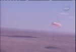 Sojuz TMA-13 se snáší na padáku do stepi
