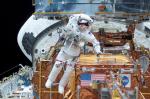 Jeden z mnoha spacewalků k Hubbleovi