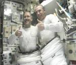 Grunsfeld a Feustel po návratu do raketoplánu