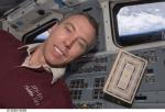 Nerudovy Písně kosmické a astronaut A. Feustel v raketoplánu