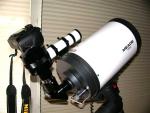 Ilustrační foto - dalekohled a DSLR