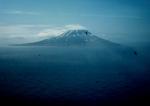 Zdánlivě poklidný ostrov Matua s tyčícím se Sarychev Peak.