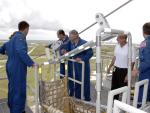 Posádka STS-127 se seznamuje se záchrannou lanovkou