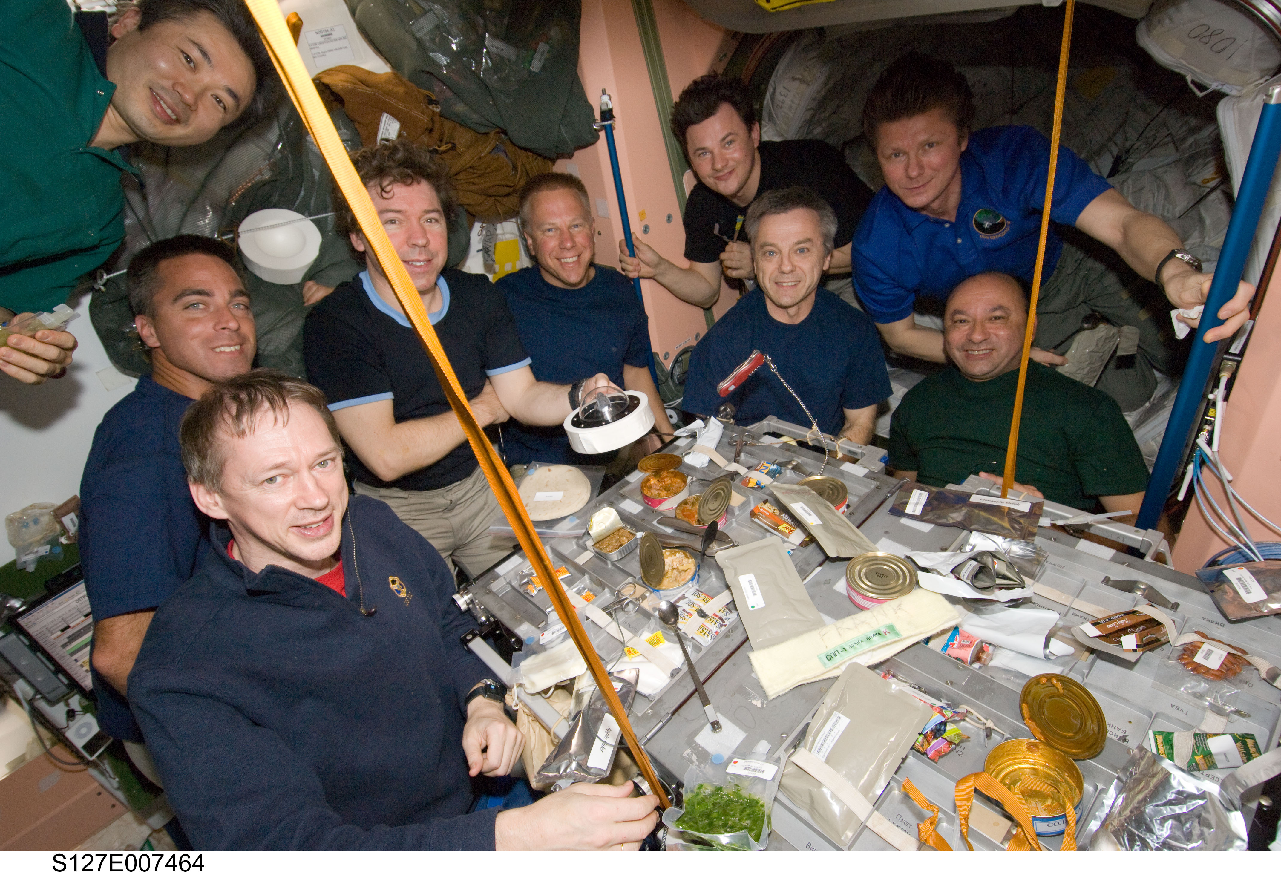 Что можно есть в космосе. Обед на МКС. Космонавты обедают в космосе. Космическая станция еда. Обед в космосе.