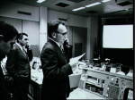 Luboš Kohoutek telefonuje ve středisku NASA s astronauty na stanici Skylab
