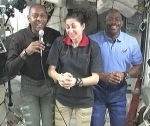 Astronauté během rozhovoru s médii
