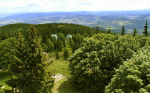 Vrchol Kletě s kopulemi observatoře