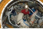 Oleg Kotov připravuje vybavení ke kosmickému výstupu