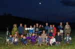 Mladí účastníci tábora před nočním pozorováním.