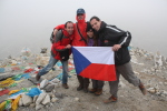 Společné foto s vlajkou v Everest Base Campu. Autor: Petr Skalák