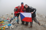 Společné foto s vlajkou v Everest Base Campu. Autor: Petr Skalák