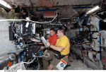 Patrick a Behnken řídí z modulu Destiny robotický manipulátor ISS