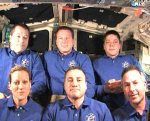 Posádka raketoplánu hovoří s médii