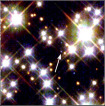 Na snímku z Hubbleova kosmického dalekohledu je bílou šipkou označen bílý trpaslík PSR B1620-26 B.