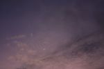 Srpek Měsíce a Venuše na fialově zbarvené soumrakové obloze. Autor: Petr Horálek