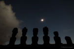 Zatmění Slunce 2010 nad posvátnými sochami Velikonočního ostrova. Autor: Stephane Guisard