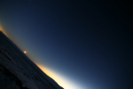 Úplné zatmění Slunce 2010 v Argentině snímané širokoúhlými objektivy. Kromě několika planet je vidět kuželovitý měsíční stín typický pro oblasti, kde sluneční zatmění končí západem Slunce (foto Hvězdárna v Úpici).