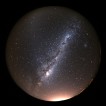 Jižní obloha fotografovaná nedaleko městečka El Calafate v Argentině. Na snímku je vidět i slabý pás zodiakálního světla a záře nedalekého města.