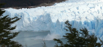 Splaz ledovce Perito Moreno do jezera Lago Argentino. Druhý snímek zachycuje dopad části ledovcové kry do jezera. Její velikost odpovídala přibližně velikosti malého automobilu.