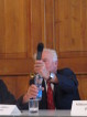 Sigmund Jähn předvádí pomocí mikrofonu a láhve s vodou princip navedení na oběžnou dráhu