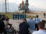 Posádka raketoplánu zodpovídá dotazy novinářů po testu TCDT
