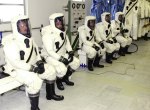 Technici v oblecích, ve kterých provedli výměnu ventilů. Autor: floridatoday.com