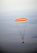 Sojuz se snáší do stepi na svém hlavním padáku. Autor: NASA