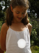 Ukousnuté Slunce při zatmění 1. srpna 2008 promítnuté na tílku dívky. Autor: Laurent Laveder