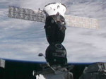 Loď Sojuz krátce po spojení se stanicí. Autor: NASA