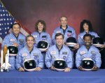 Poslední posádka raketoplánu Challenger. Vpředu zleva M. Smith, R. Scobee a R. McNair. Vzadu zleva E. Onizuka, Ch. McAuliffeová, G. Jarvis a J. Resniková. Autor: NASA