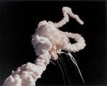 Oblak dýmu a trosek záhy po explozi raketoplánu. Autor: NASA