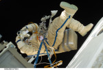 Oleg Skripočka při výstupu. Autor: NASA