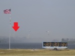 Vrtulníky hasí požár, šipka ukazuje startovací rampu. Autor: spaceflightnow.com